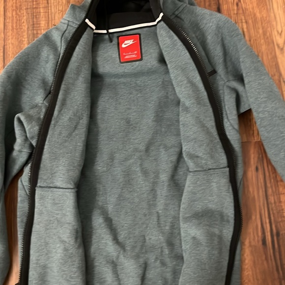 Nike tech fleece in teal/black! Hardly worn and still in perfect condition. - Picture 3 of 4